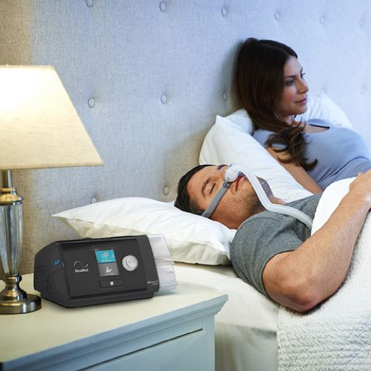 Paciente utilizando CPAP com máscara nasal