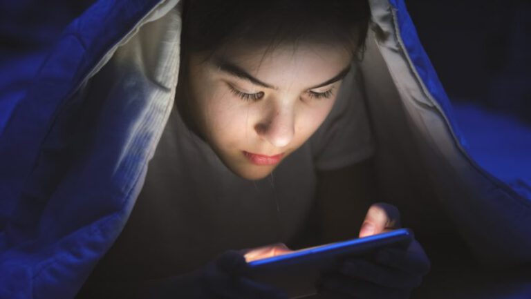 Como o uso excessivo de eletrônicos prejudica a qualidade do sono das crianças