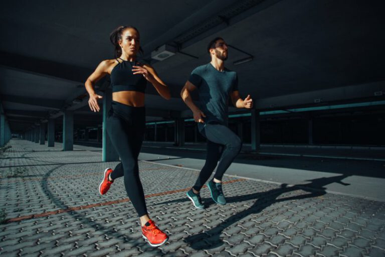 Homem e mulher praticando exercícios físicos