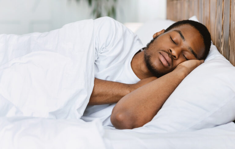 Por que dormimos: homem dormindo em cama sozinho