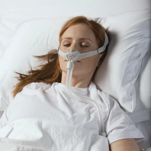 mulher dormindo com cpap