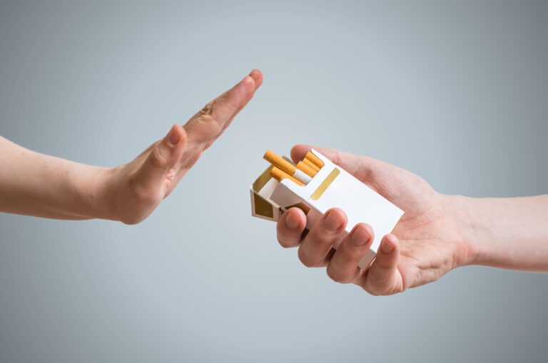Imagem representa uma pessoa recusando um cigarro, principal item que contribui com o tabagismo.