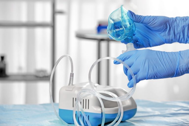 Imagem representa um profissional da saúde manuseando um nebulizador.