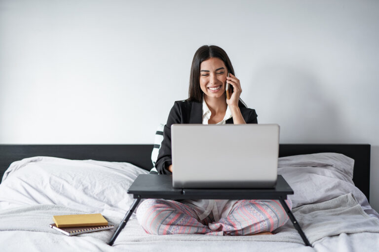 Trabalhar na cama: uma prática confortável ou prejudicial?