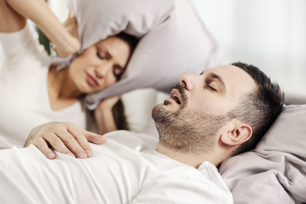 como deve dormir uma pessoa com apneia do sono